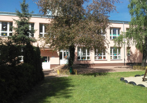 budynek przedszkola od strony ogrodu